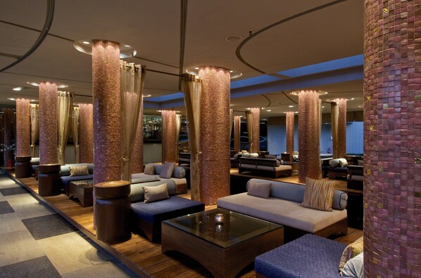 Bar de coquetéis, vistas para o jardim, aberto todos os dias