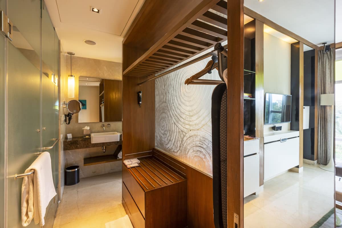 premium room pool view queen bed | bathroom | combined shower/bathtub, rainfall showerhead, free toiletries