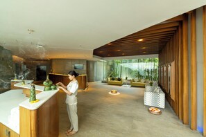 Eine moderne Lobby mit Empfangstresen, Sitzgelegenheiten und großen Fenstern.