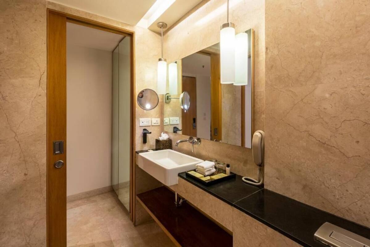 Bathroom | Combined shower/tub, rainfall showerhead, free toiletries, hair dryer