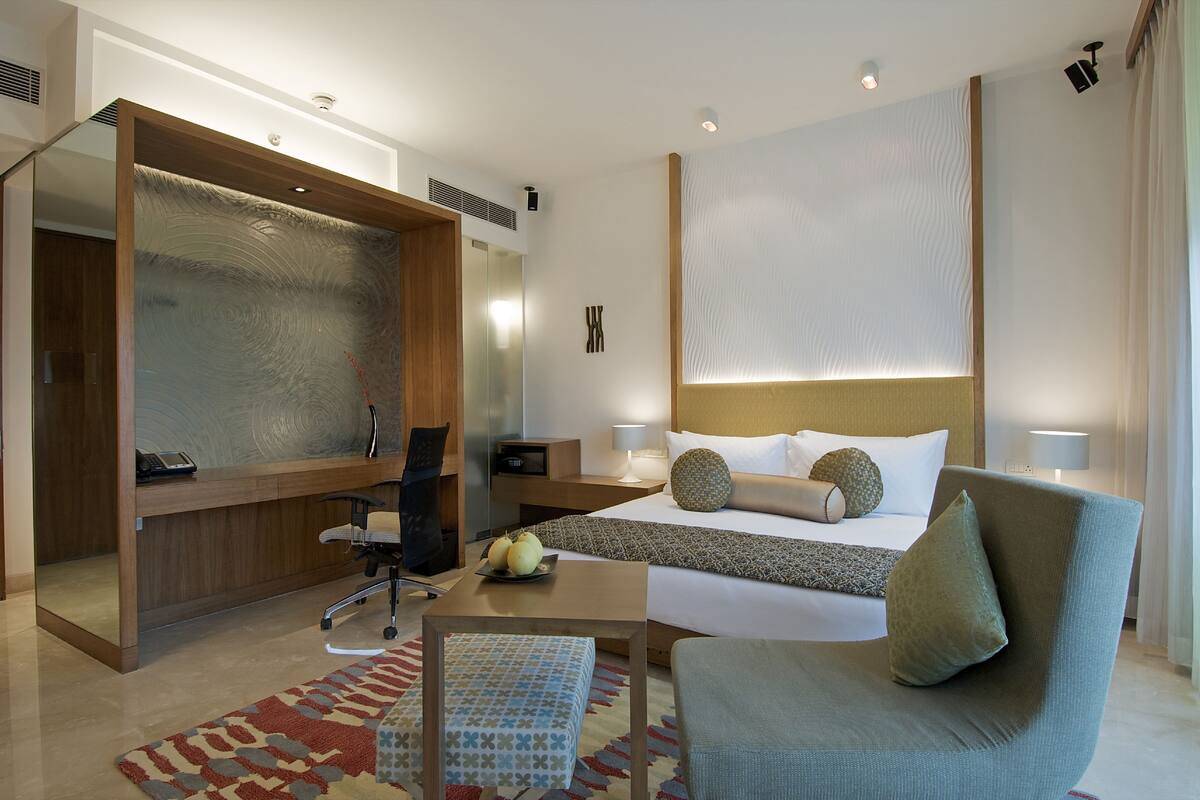 Superior Room City View Queen Bed | 1 bedroom, premium bedding, minibar, in-room safe