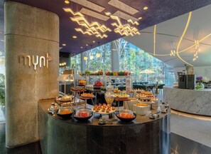 Colazione a buffet a pagamento, servita tutte le mattine 