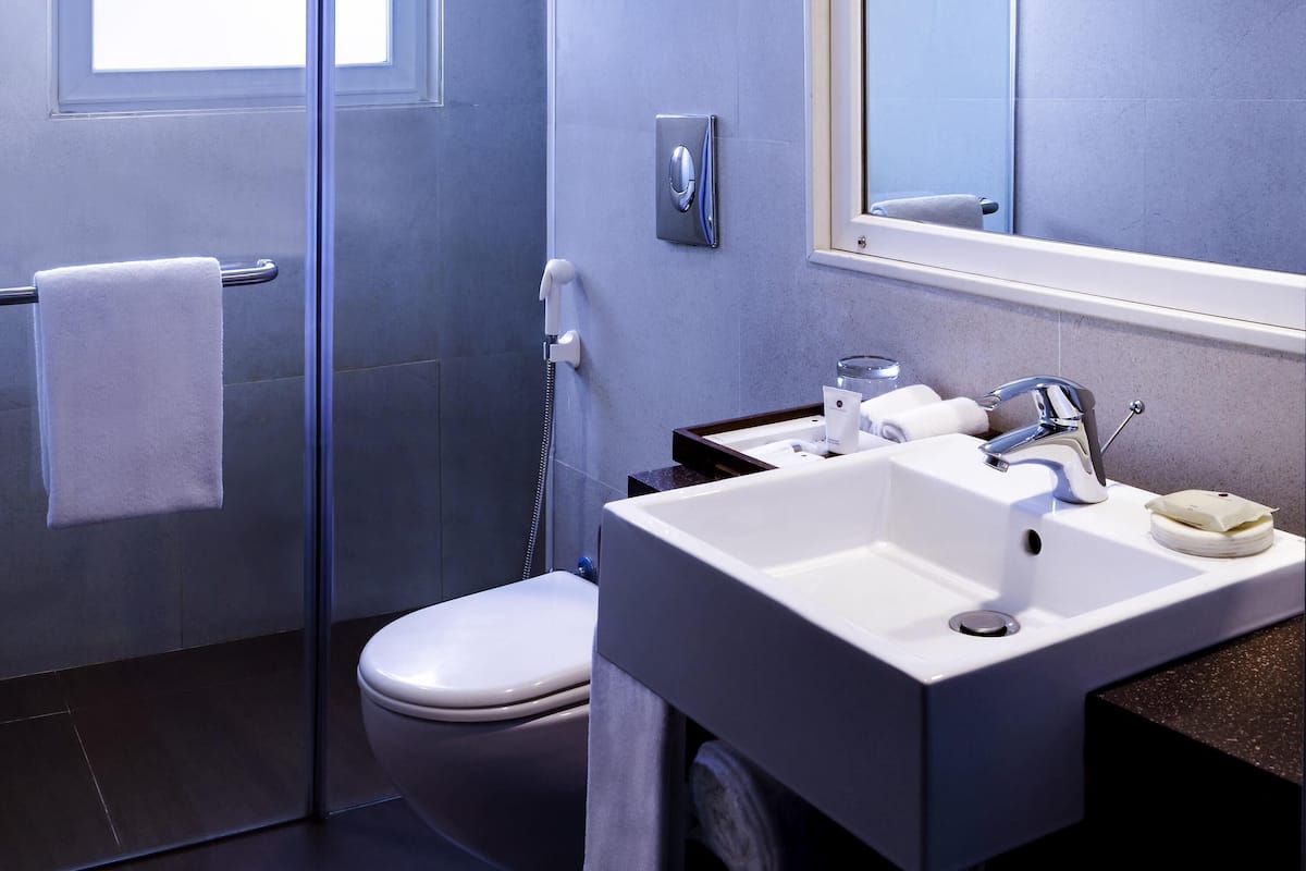 1 bedroom, Egyptian cotton sheets, premium bedding, down comforters