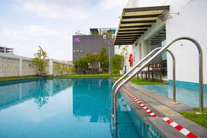 Piscina externa, espreguiçadeiras