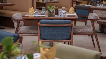 Der serveres morgenmad, frokost, aftensmad og brunch