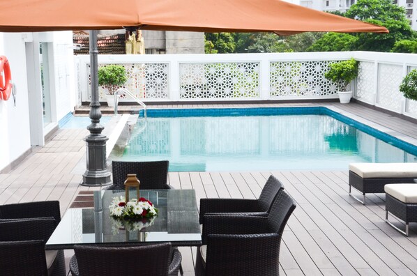 Outdoor pool, pool loungers