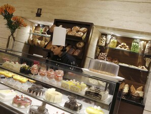 Se sirven desayunos, comidas, cenas y cocina internacional