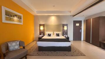 Executive Room, 1 King Bed | Egyptian cotton sheets, premium bedding, down comforters