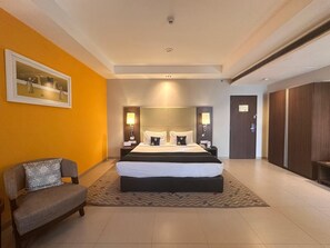 Egyptian cotton sheets, premium bedding, down duvets - Grand Mercure Vadodara Surya Palace Hotel (Vadodara)