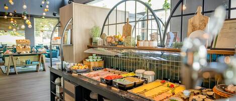 Petit déjeuner buffet servi tous les jours en supplément