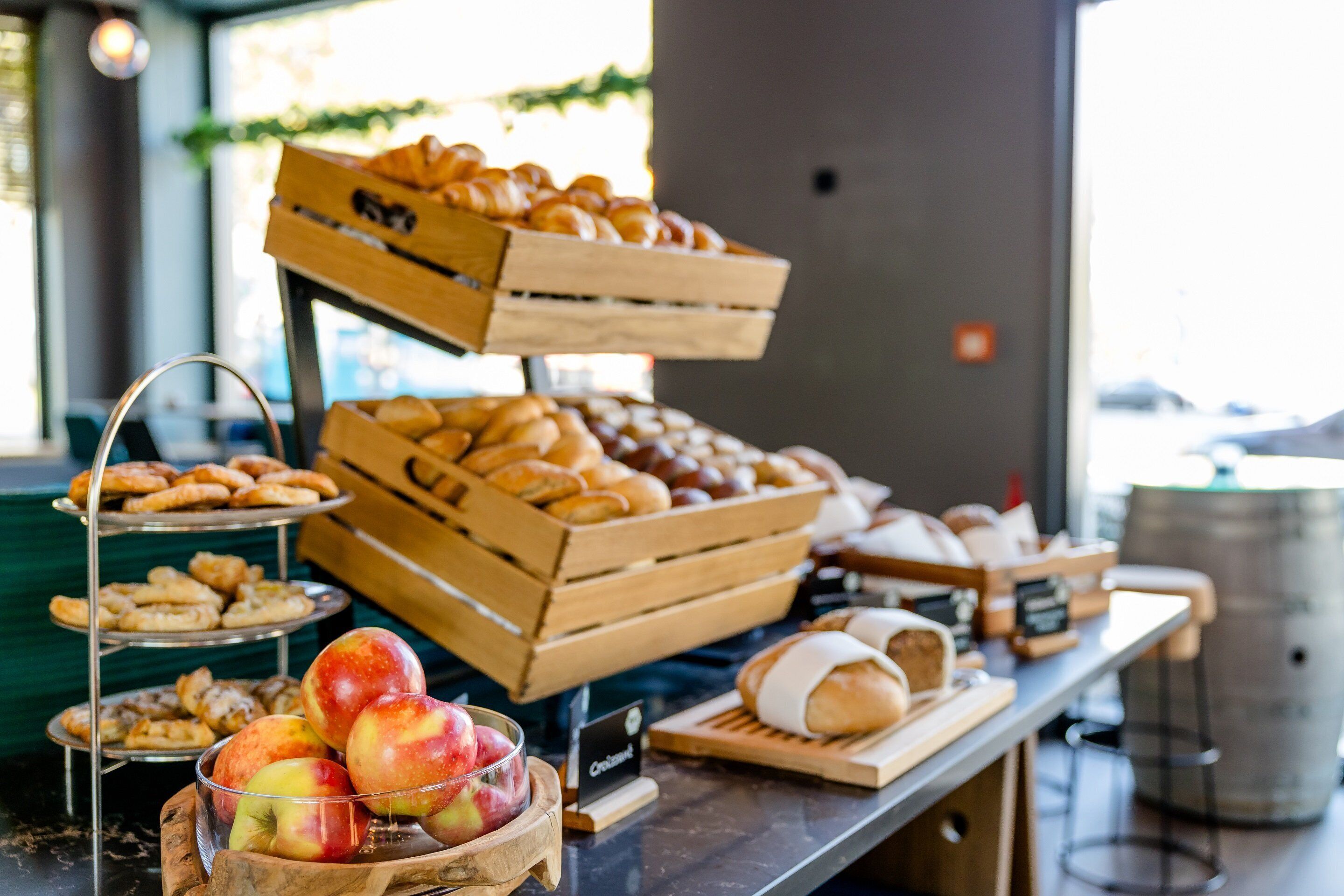 Un buffet proposant une variété de produits de boulangerie et de fruits.