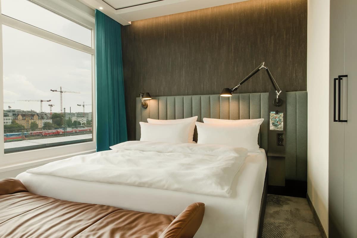 Desk, soundproofing, free WiFi, bed sheets