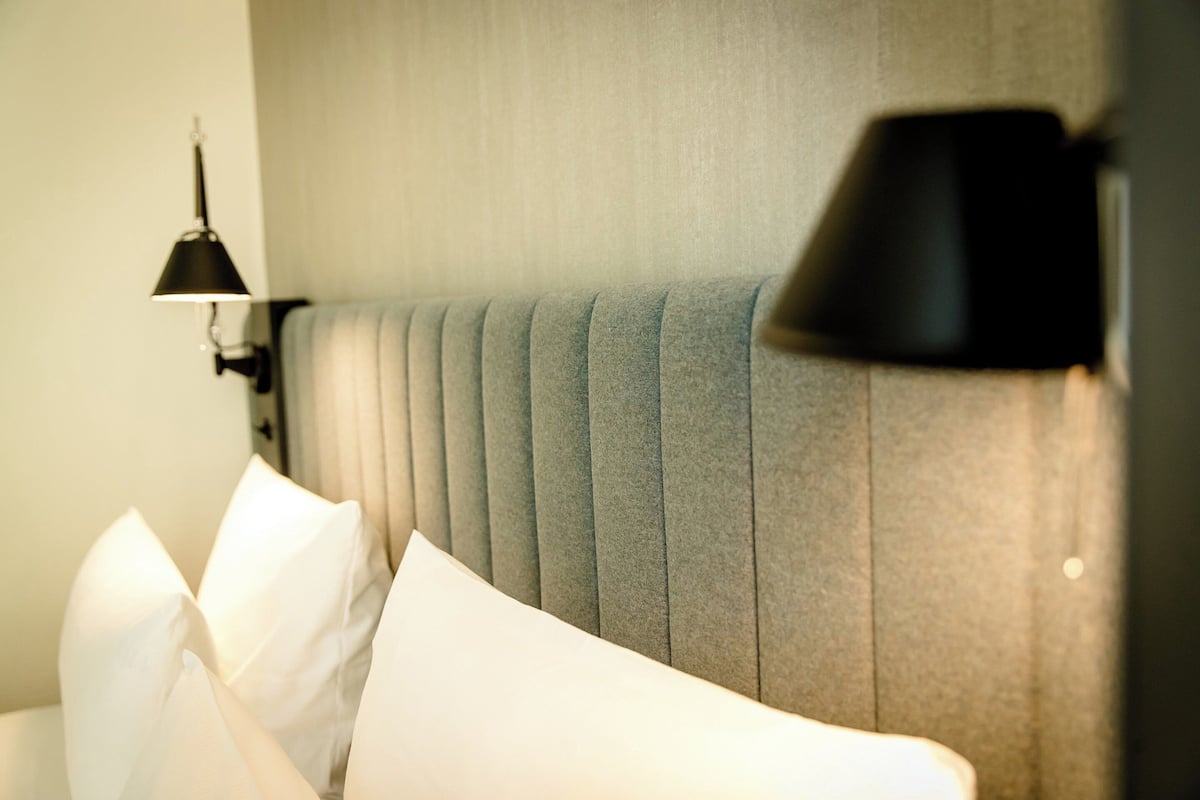 Desk, soundproofing, free WiFi, bed sheets