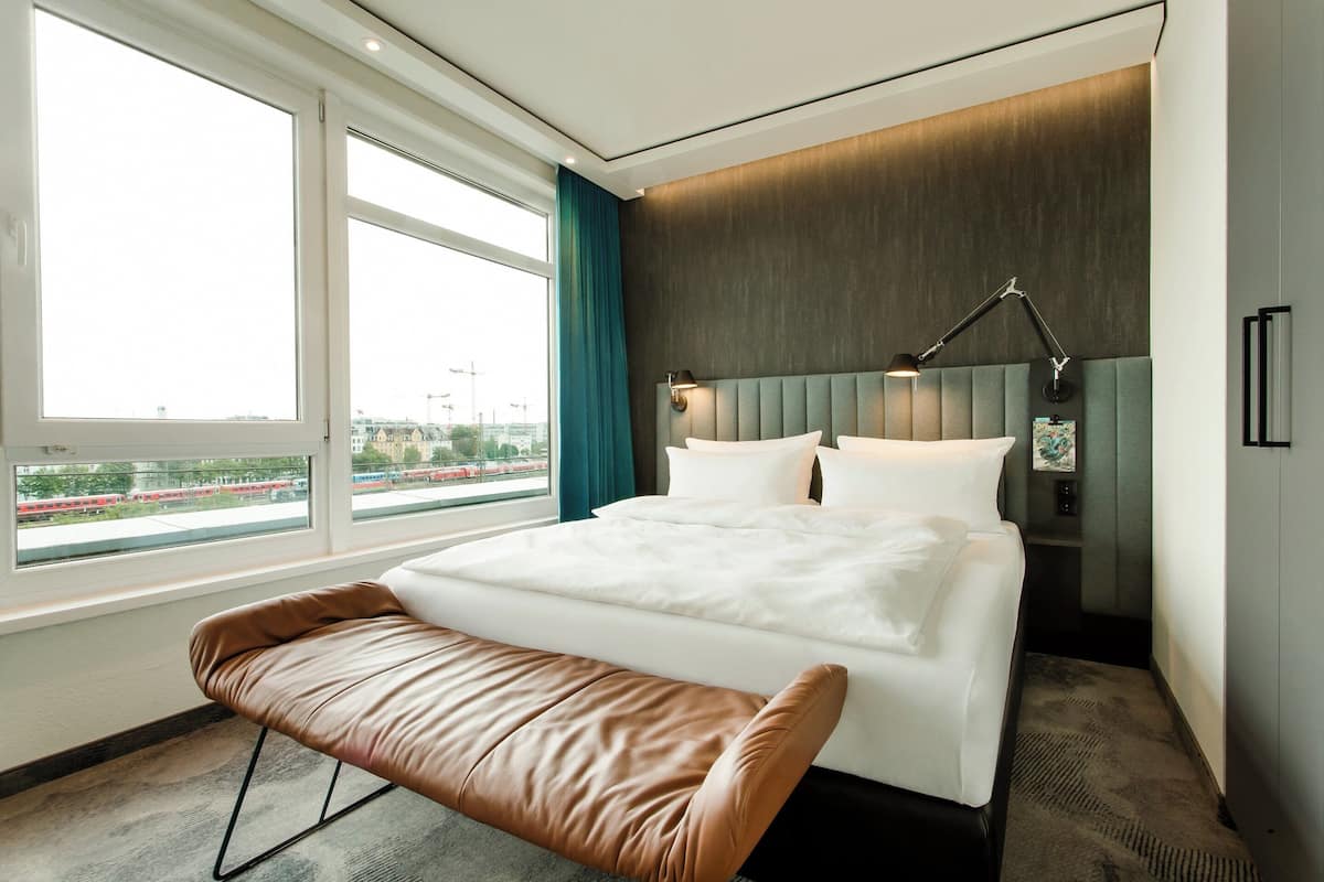Desk, soundproofing, free WiFi, bed sheets