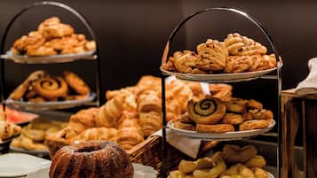 Tägliches kontinentales Frühstück (17.90 EUR pro Person)