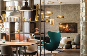 Bar (on property) - MOTEL ONE MÜNCHEN-WESTEND (Munich)