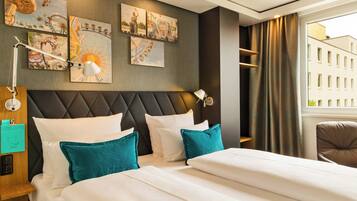 Ropa de cama de alta calidad, escritorio y sistema de insonorizaciĂłn