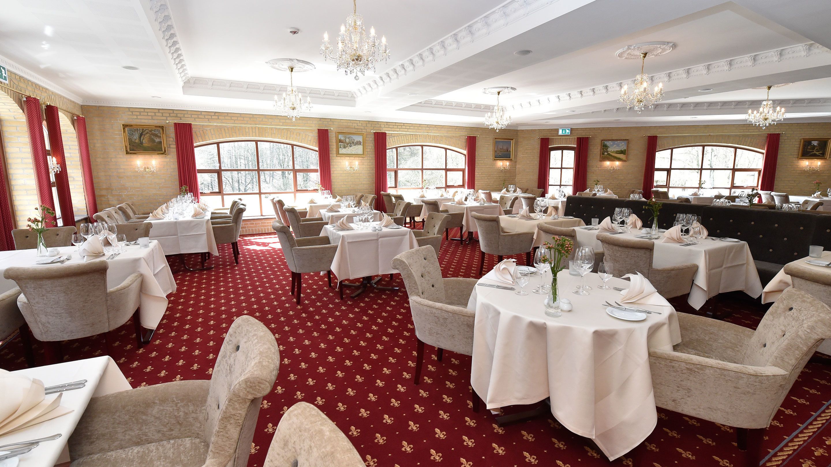 lunch and dinner served, garden views