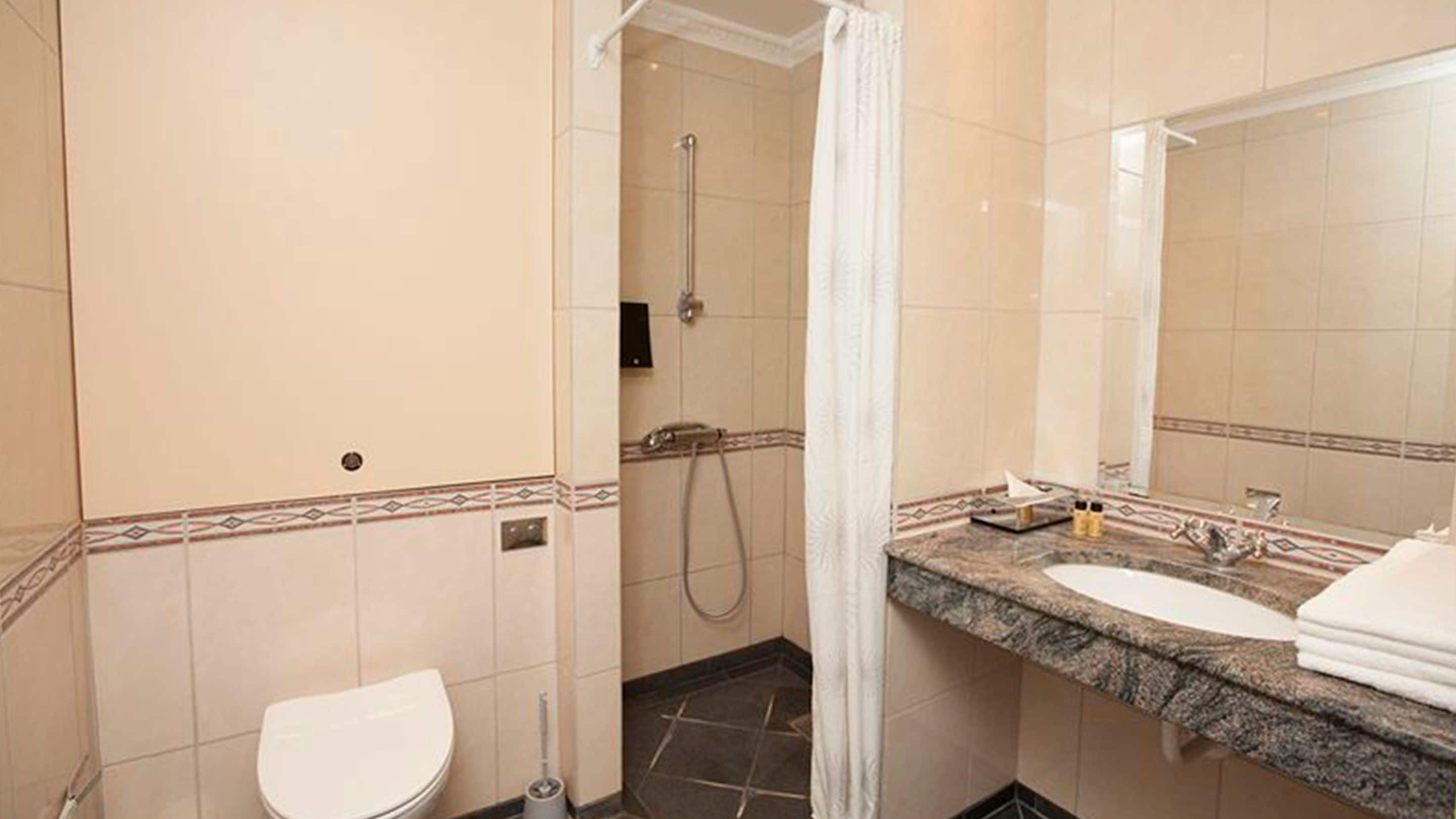 standard double room, balcony | bathroom | shower, hair dryer, towels
