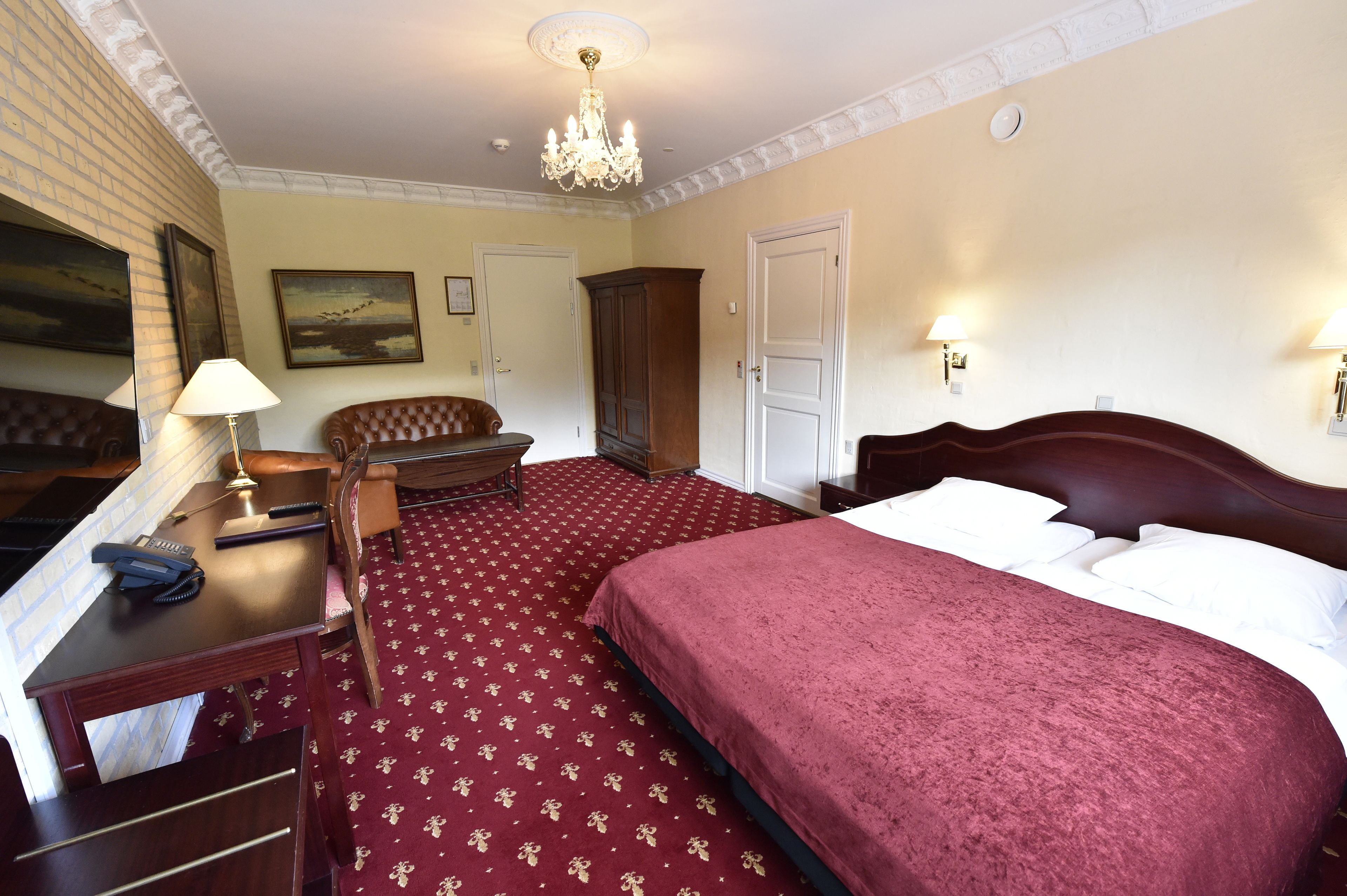 standard double room | 1 bedroom, pillow-top beds, desk, iron/ironing board