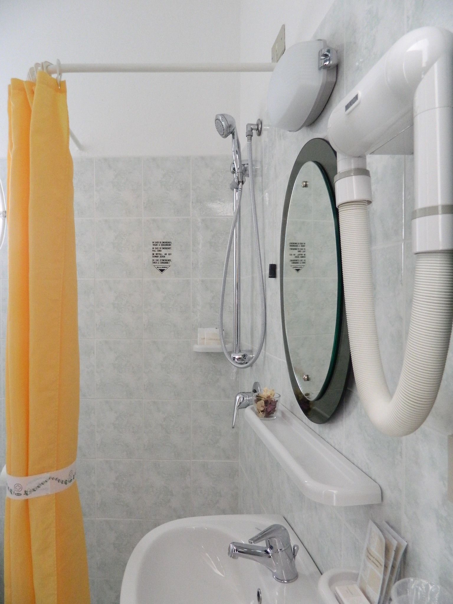 triple room | bathroom | shower, free toiletries, hair dryer, bidet