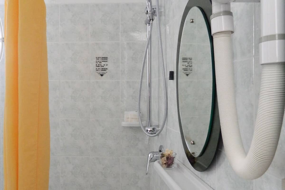 triple room | bathroom | shower, free toiletries, hair dryer, bidet