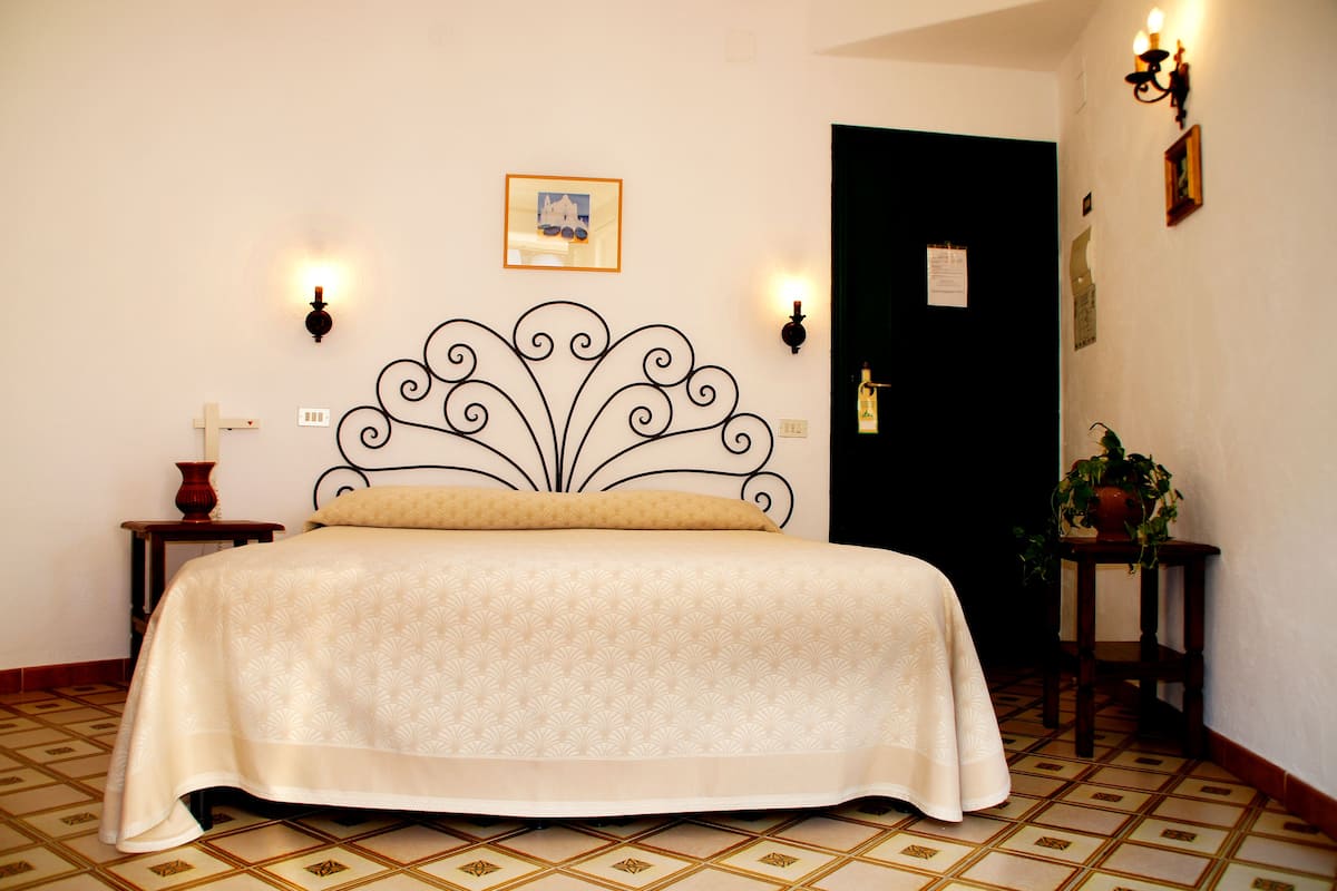 Coffres-forts dans les chambres, bureau, draps fournis