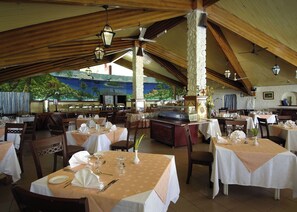 2 restaurantes, se sirven comidas, cenas y cocina local