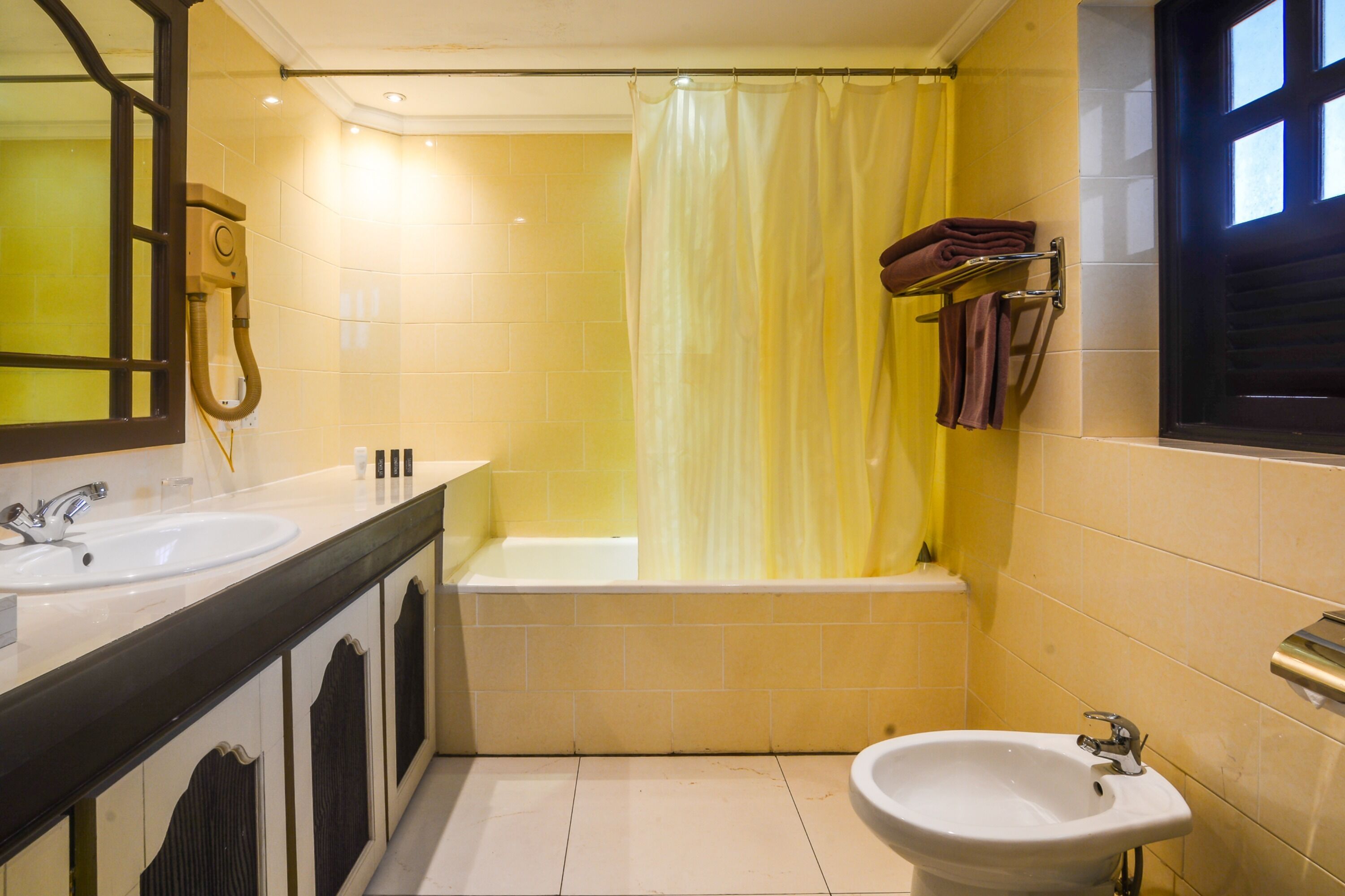 Une salle de bain avec une baignoire, un lavabo et un bidet.