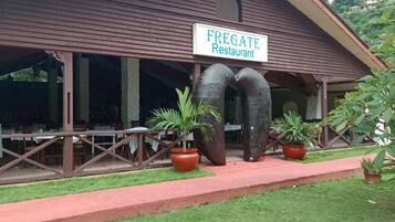 Un restaurante llamado 'FREGATE' con terraza y plantas en macetas.