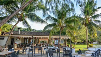 2 restaurantes, com serviço de almoço e jantar; culinária local