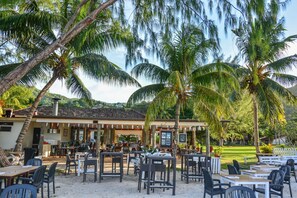 2 间餐厅，供应午餐和晚餐，地方菜