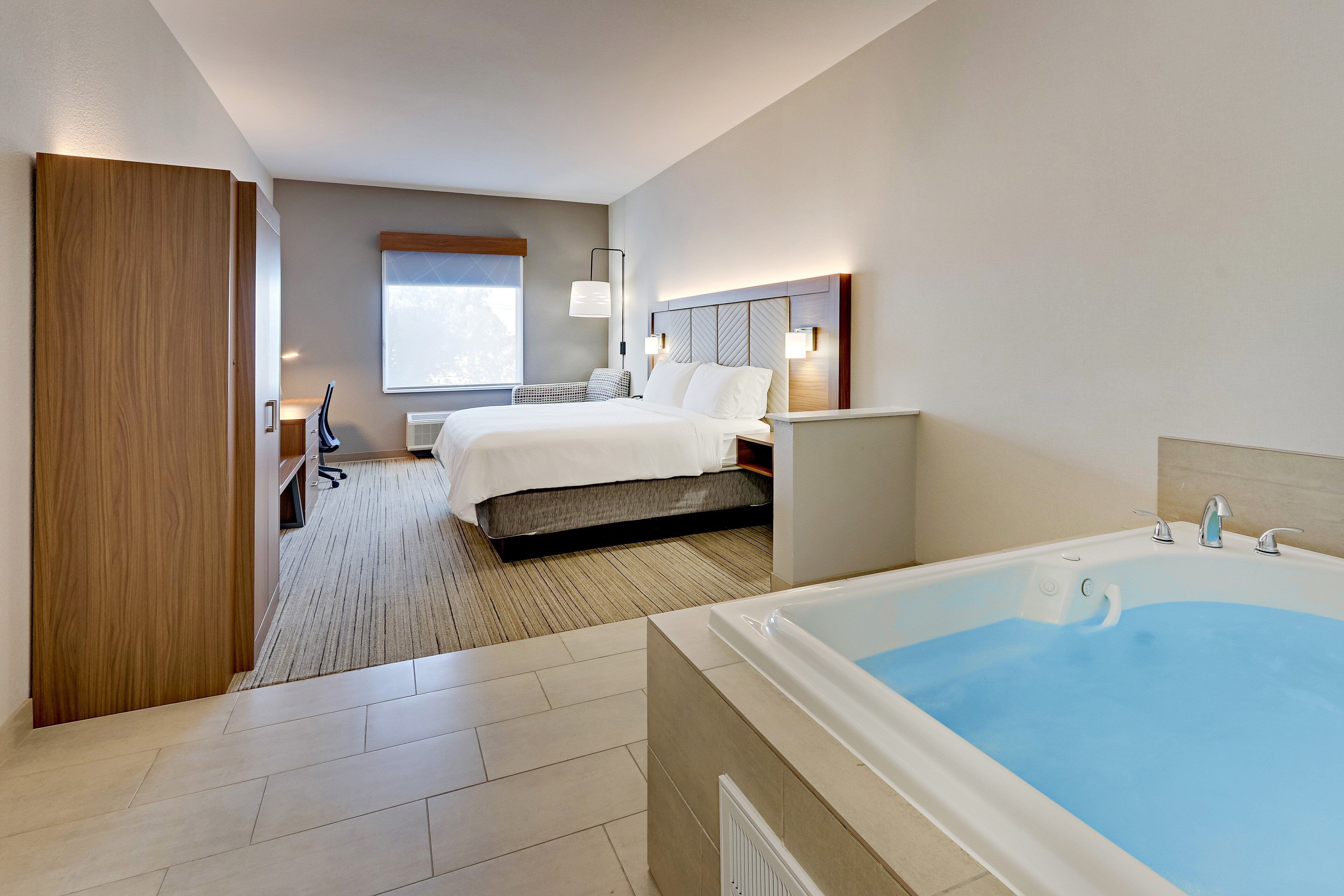 Standard Room, 1 King Bed, Jetted Tub | Premium bedding, down duvets, pillow-top beds, in-room safe