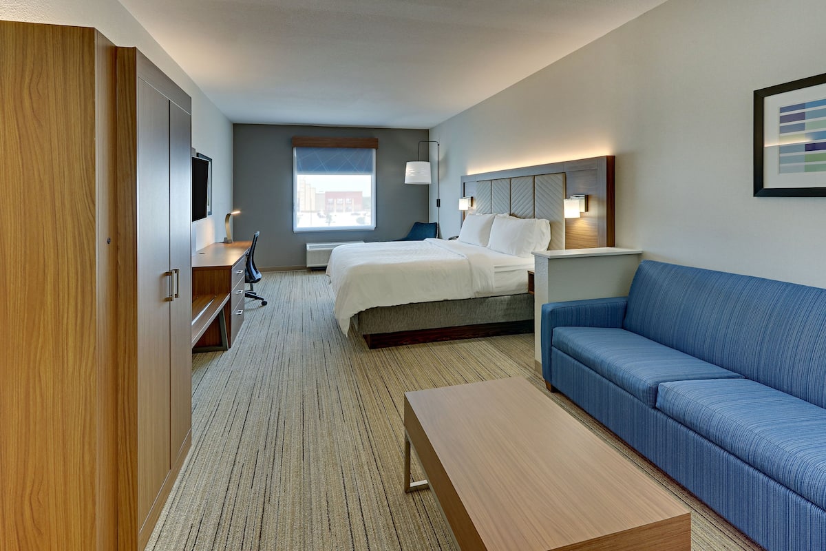 Suite, 1 Bedroom | Premium bedding, down comforters, pillowtop beds, in-room safe