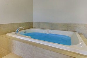Premium bedding, down comforters, pillowtop beds, in-room safe - Holiday Inn Express Hotel & Suites Weatherford by IHG (Weatherford)