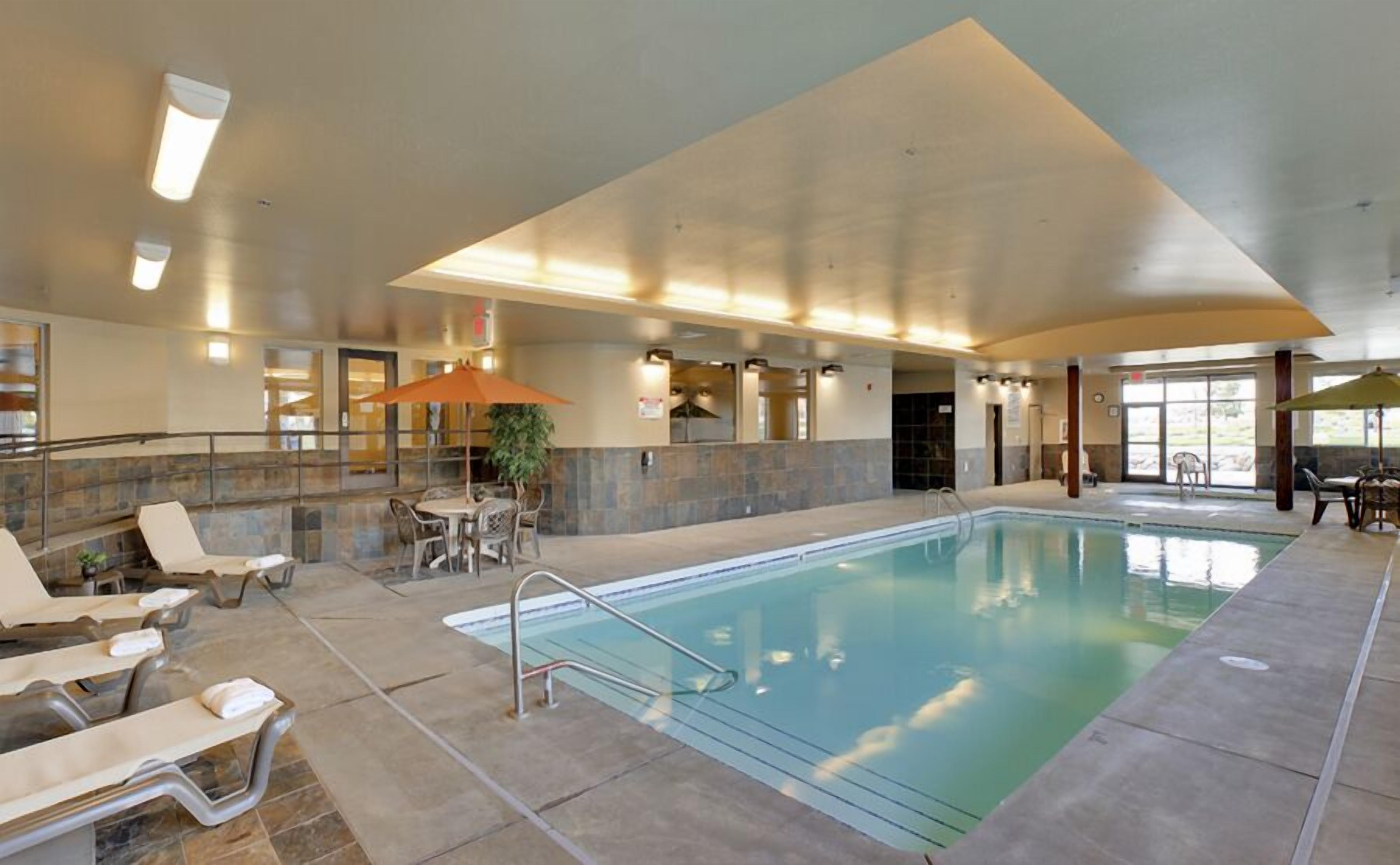 Indoor pool, sun loungers