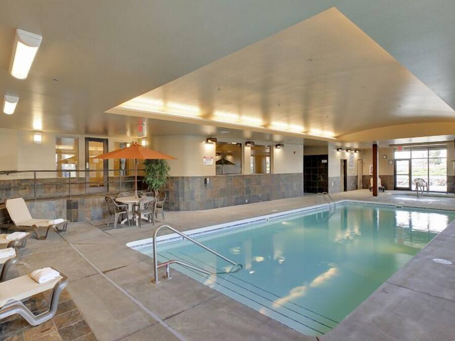 Indoor pool, pool loungers