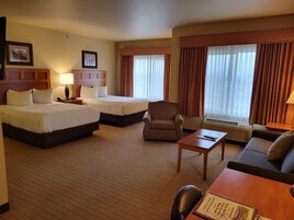 Camas com colchões pillow-top, escrivaninha