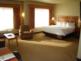 Deluxe Room, 1 King Bed, Kitchen (Large King Studio Half Kitchen) | Pillowtop beds, desk, laptop workspace, blackout drapes