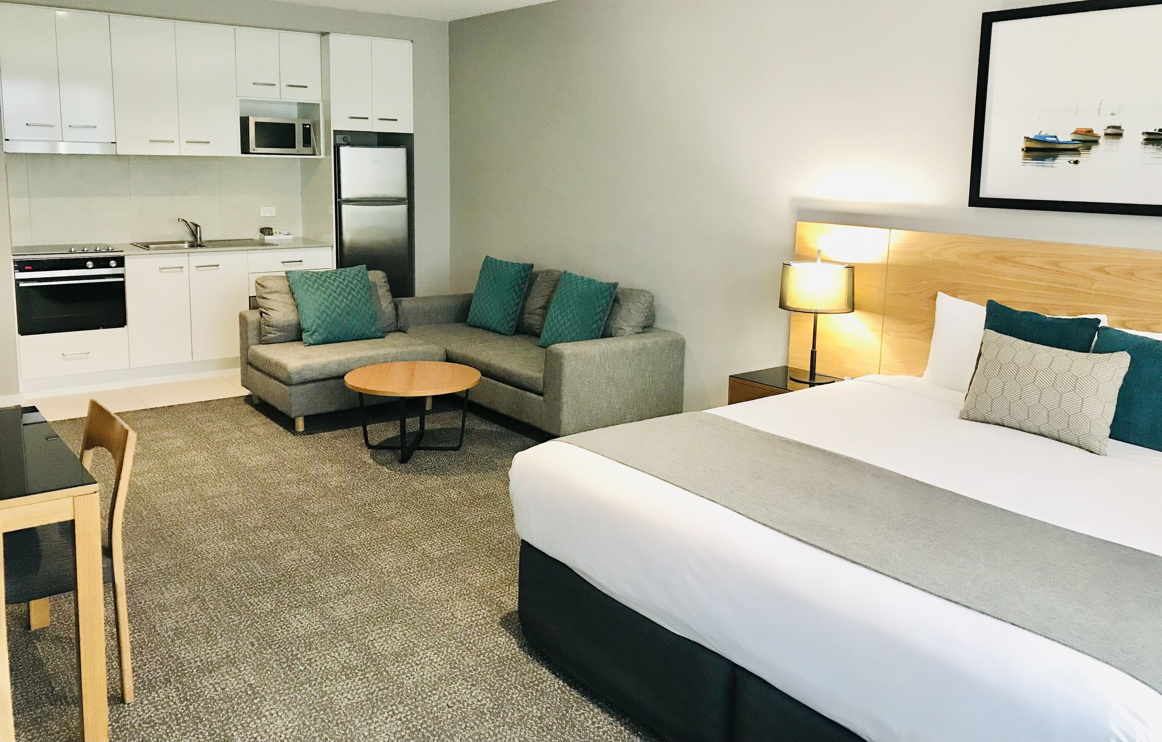 executive studio apartment | living area | 32-inch lcd tv with digital channels, tv