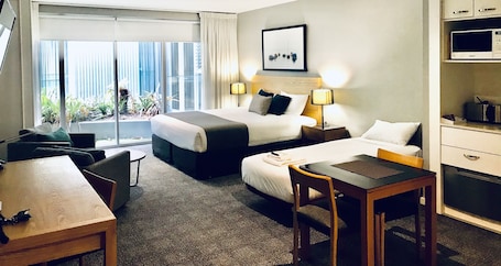 1 habitación, escritorio y espacio para trabajar con laptop