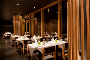 Tägliches kontinentales Frühstück (16 EUR pro Person)