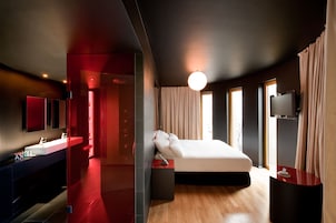 Caja de seguridad en la habitación y cortinas blackout