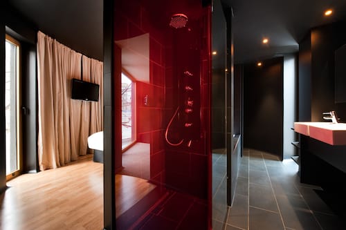 Douche, articles de toilette gratuits, sĂšche-cheveux