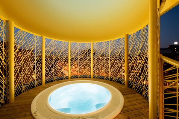 Indoor spa tub