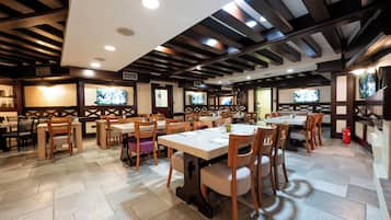 Daily buffet breakfast (RSD 1000 per person)