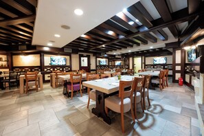 朝食 (ビュッフェ)、毎日提供 (有料)
