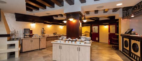 Daily buffet breakfast (RSD 1000 per person)