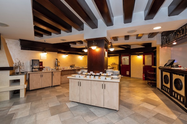 Daily buffet breakfast (RSD 1000 per person)