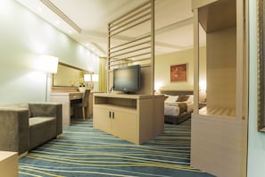 Hypo-allergenic bedding, minibar, in-room safe, desk